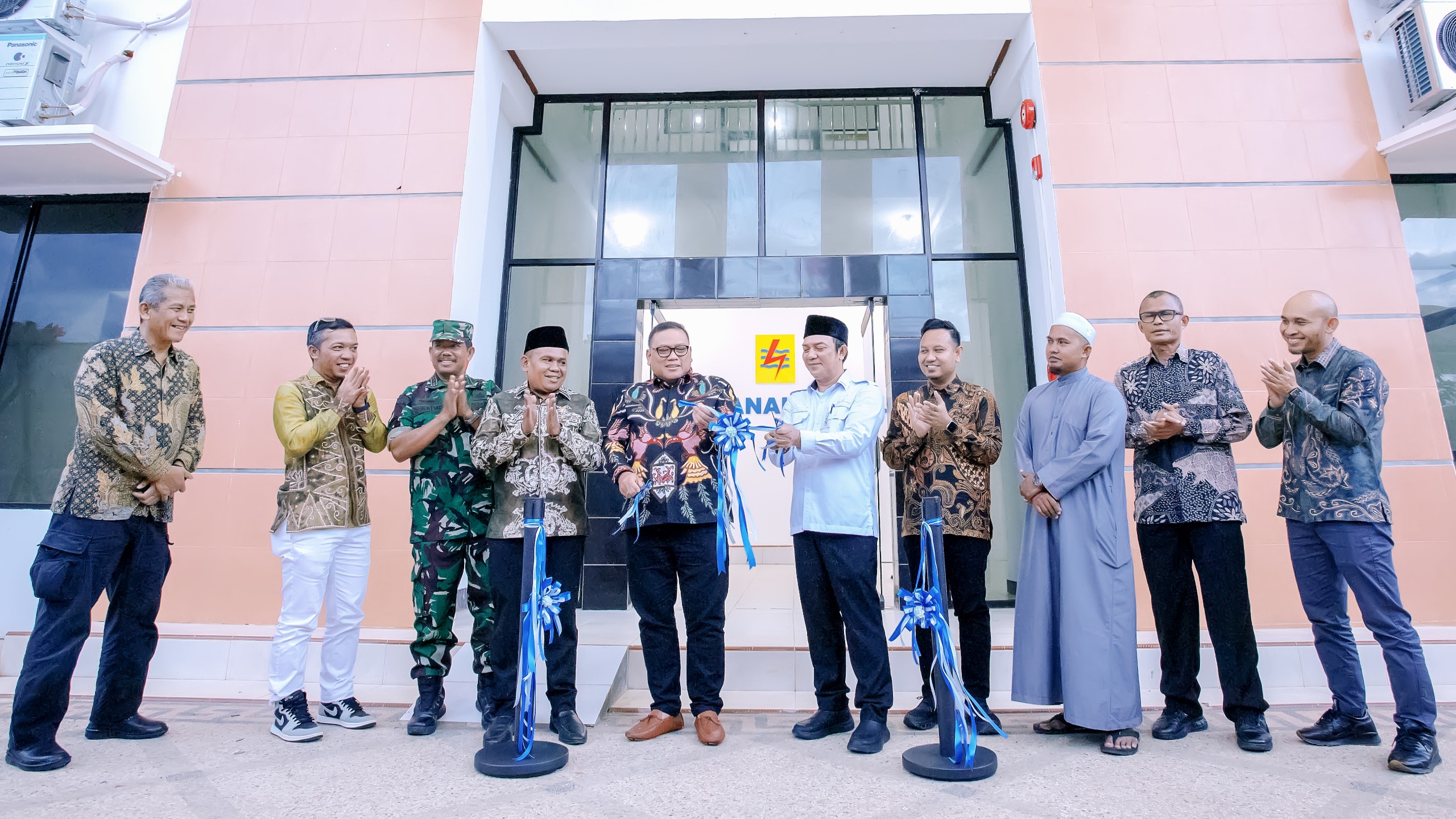 SIMBOLIS:Pemotongan pita sebagai tanda Kantor PLN UP3 Tanah Bumbu diresmikan dan siap memberikan pelayan terbaik untuk masyarakat.