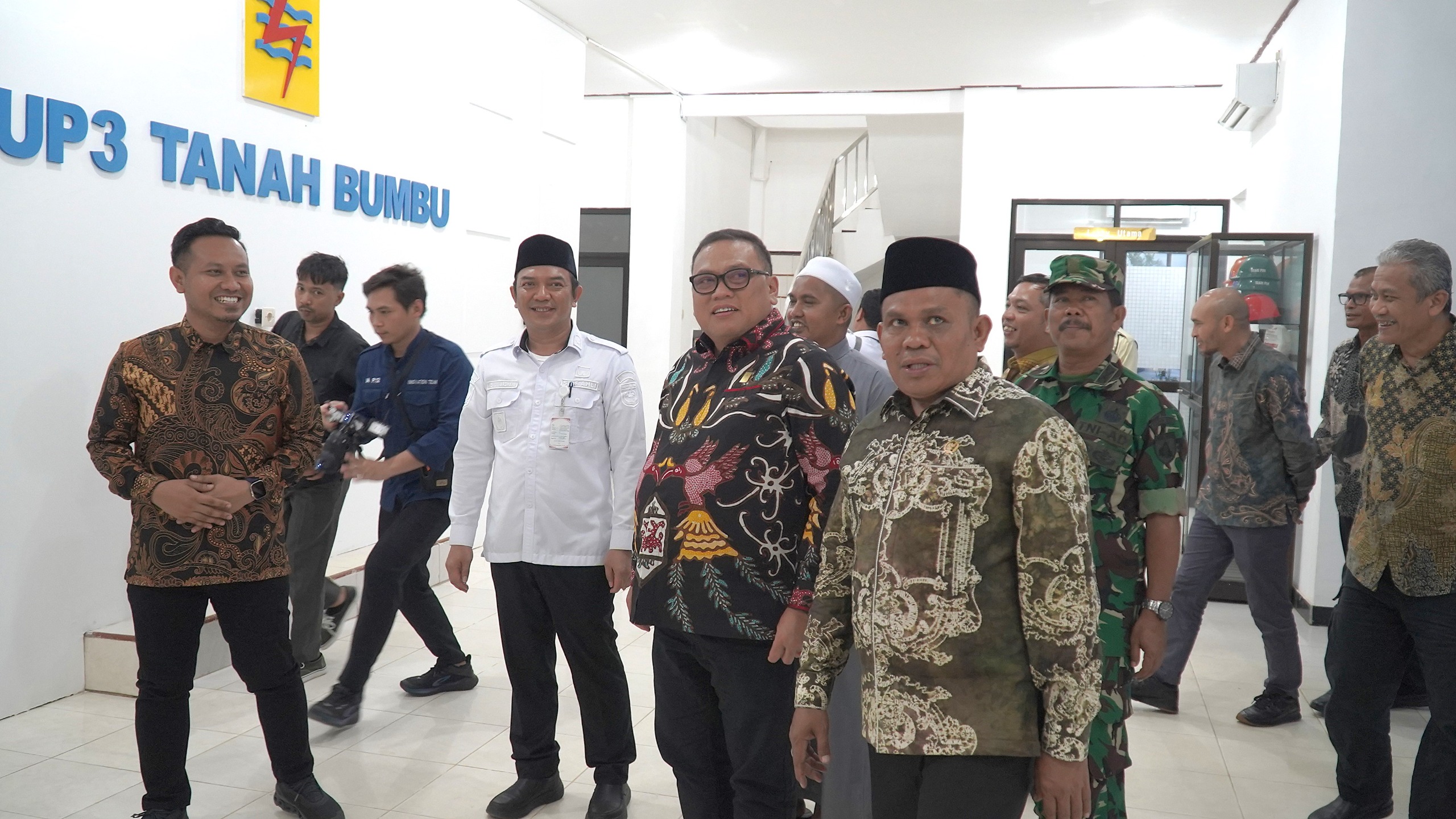 FASILITAS KELISTRIKAN: Para tamu undangan diajak melakukan room tour di Kantor PLN UP3 Tanah Bumbu.