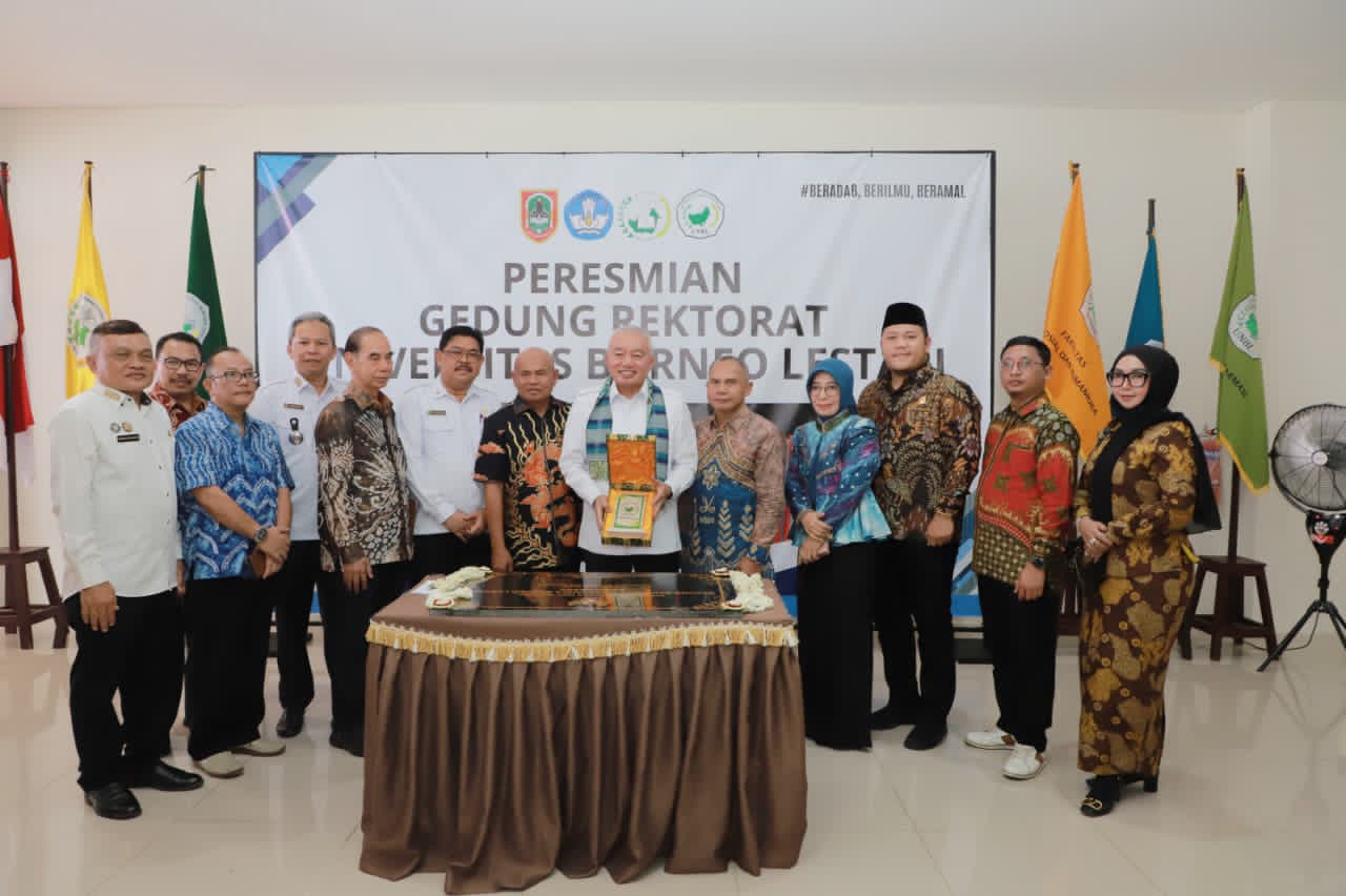 FOTO BERSAMA:Gubernur Kalsel, H Muhidin saat meresmikan Gedung Aula rektorat Universitas Borneo Lestari (UBL) Banjarbaru, Rabu (5/11/2025).
