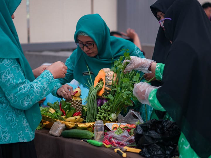 FOKUS:Pengurus PKK serta kader Posyandu di seluruh kecamatan se-Kota Banjarbaru ikuti Lomba Bucket Sayur dan Buah.