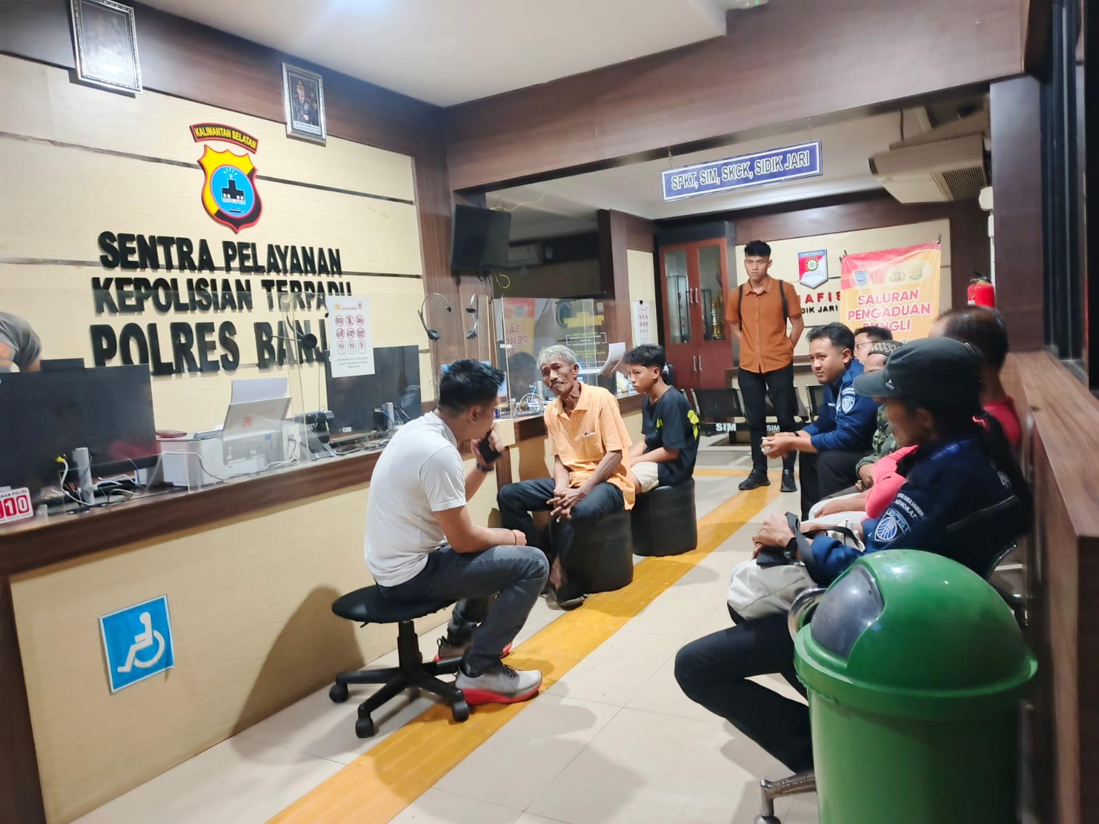 MELAPOR: Kuasa hukum dari PBH Peradi Martapura&ndash;Banjarbaru mendampingi dua anak di bawah umur saat membuat laporan ke Polres Banjar karena menjadi korban dugaan pengeroyokan, Selasa (4/11/2025) malam.
