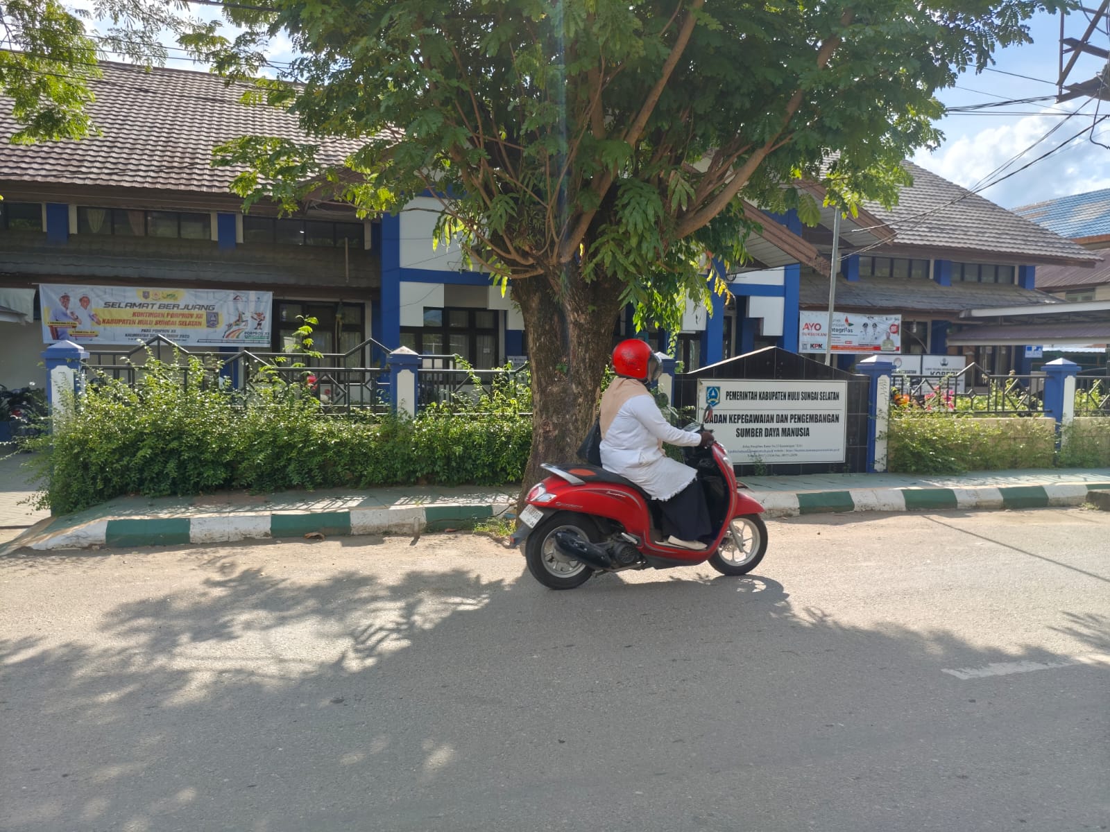 DI DEPAN KANTOR: BKPSDM HSS umumkan besok sampai akhir pekan nanti peserta lelang lima JPT Pratama membuat makalah dan wawancara.