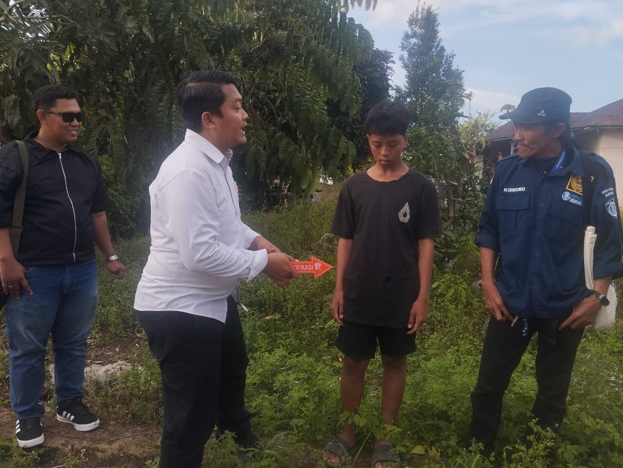 IDENTIFIKASI: Petugas Polres Banjar bersama korban dan kuasa hukumnya saat proses olah TKP di Desa Bincau, Kecamatan Martapura, Kabupaten Banjar, Rabu (5/11/2025) sore.