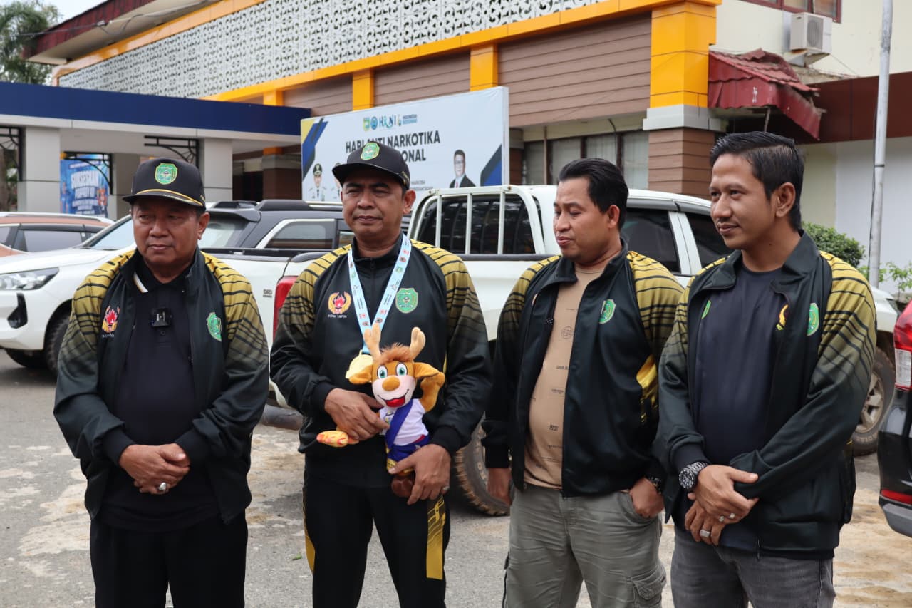 BERI SEMANGAT: Ketua DPRD Tapin Achmad Riduan Syah memberikan semangat kepada atlet Tapin yang bertanding. Foto Humas DPRD Tapin for Radar Banjarmasin