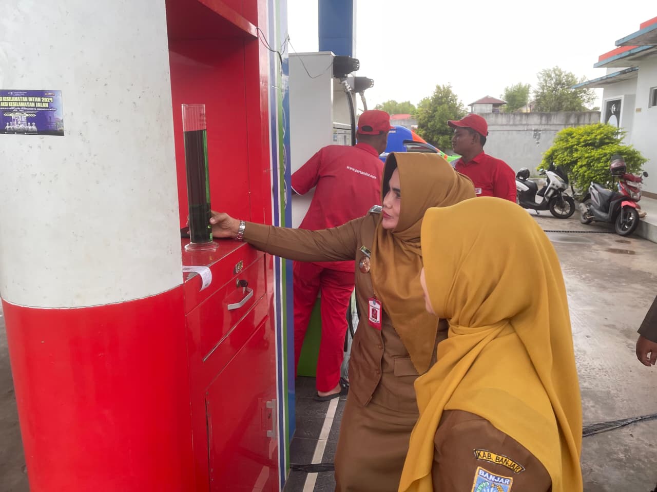 PENGECEKAN: Petugas gabungan dari DKUMPP, Satpol PP, dan Polres Banjar memeriksa kualitas Pertalite di salah satu SPBU di Martapura.