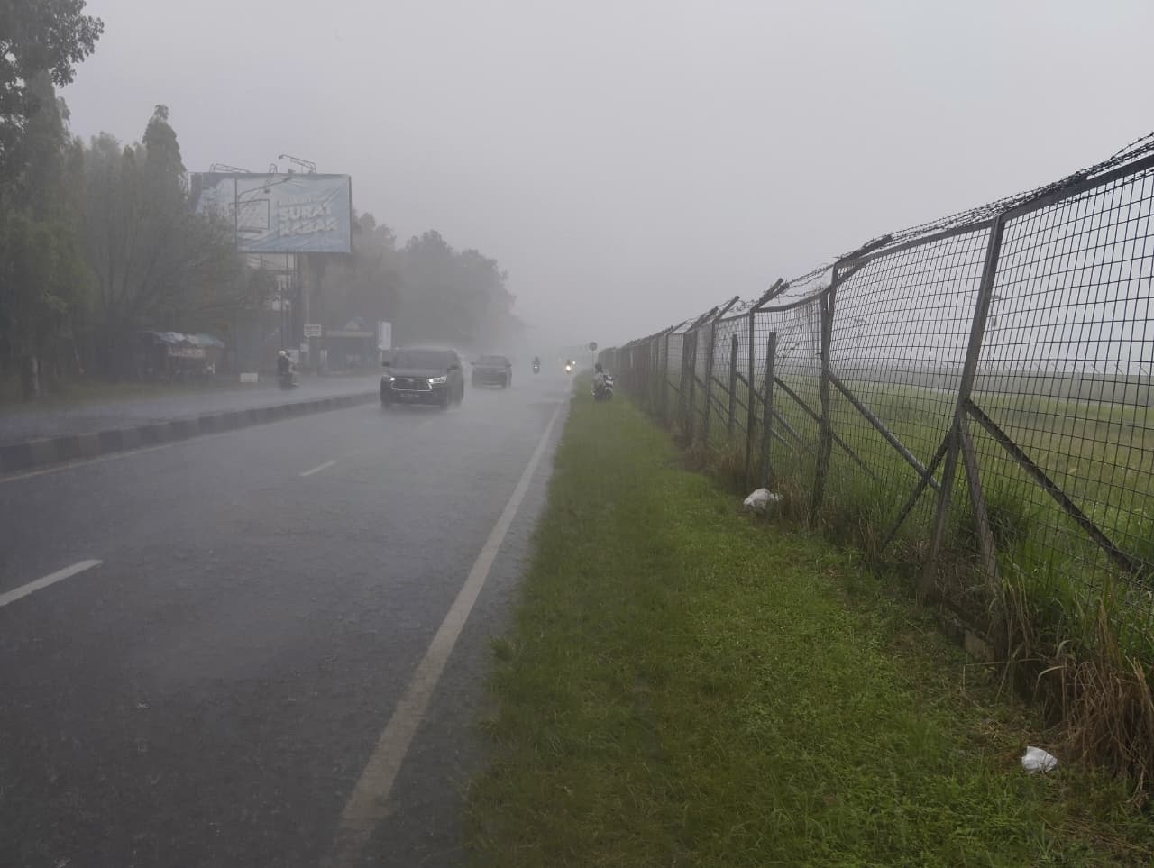 CUACA EKSTREM: Hujan deras mengguyur wilayah Landasan Ulin, Kota Banjarbaru beberapa hari terakhir berpotensi mengganggu penerbangan.&nbsp;