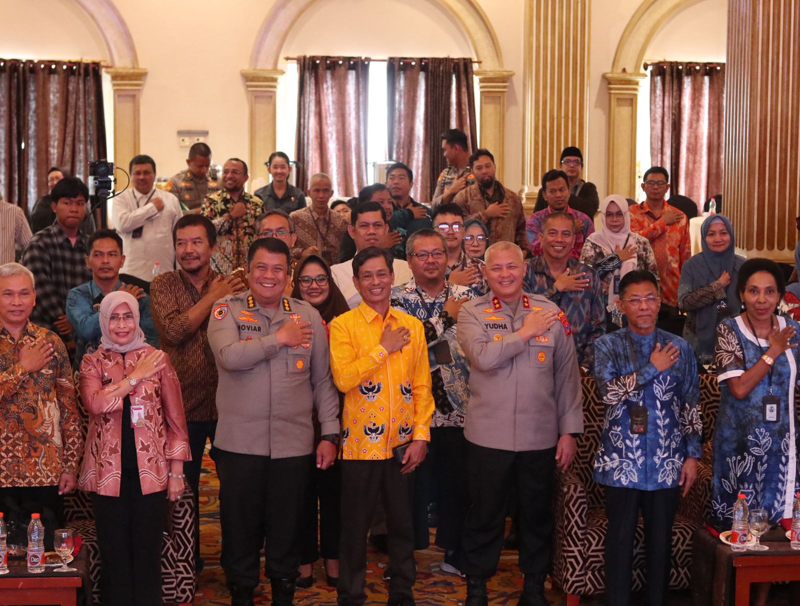 MOMEN: Rektor ULM Prof. Ahmad bersama Kapolda Kalsel Irjen Pol Rosyanto Yudha Hermawan dan Ketua FP2TPK Indonesia Prof. Fredinan Yulianda saat foto bersama.