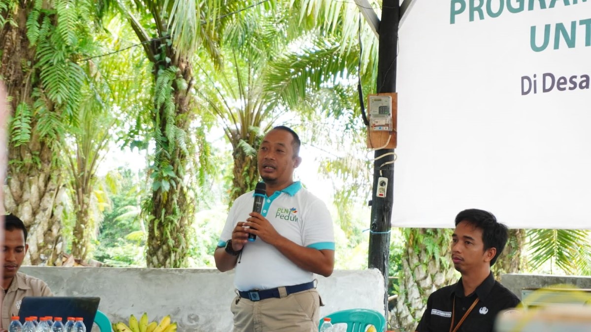 PEMBICARA: Kabid Lalu Lintas Jalan pada Dinas Perhubungan Kota Banjarbaru, Adi Royan Pratama saat jadi pembicara di suatu acara.