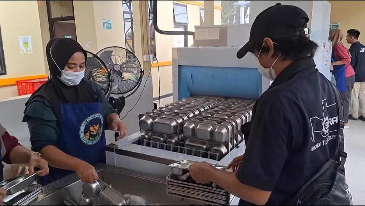 PENCUCIAN: Petugas SPPG Polda Kalsel saat proses pencucian ompreng menggunakan alat baru.
