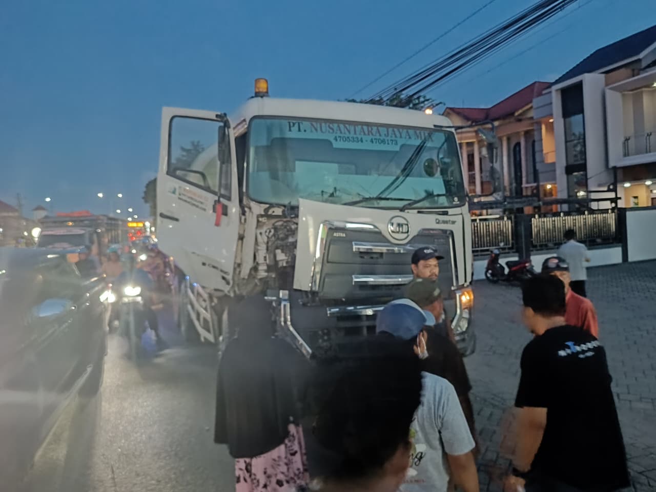 TERTABRAK: Median jalan dan plang rambu lalu lintas ditabrak truk mixer hingga menimbulkan kemacetan.