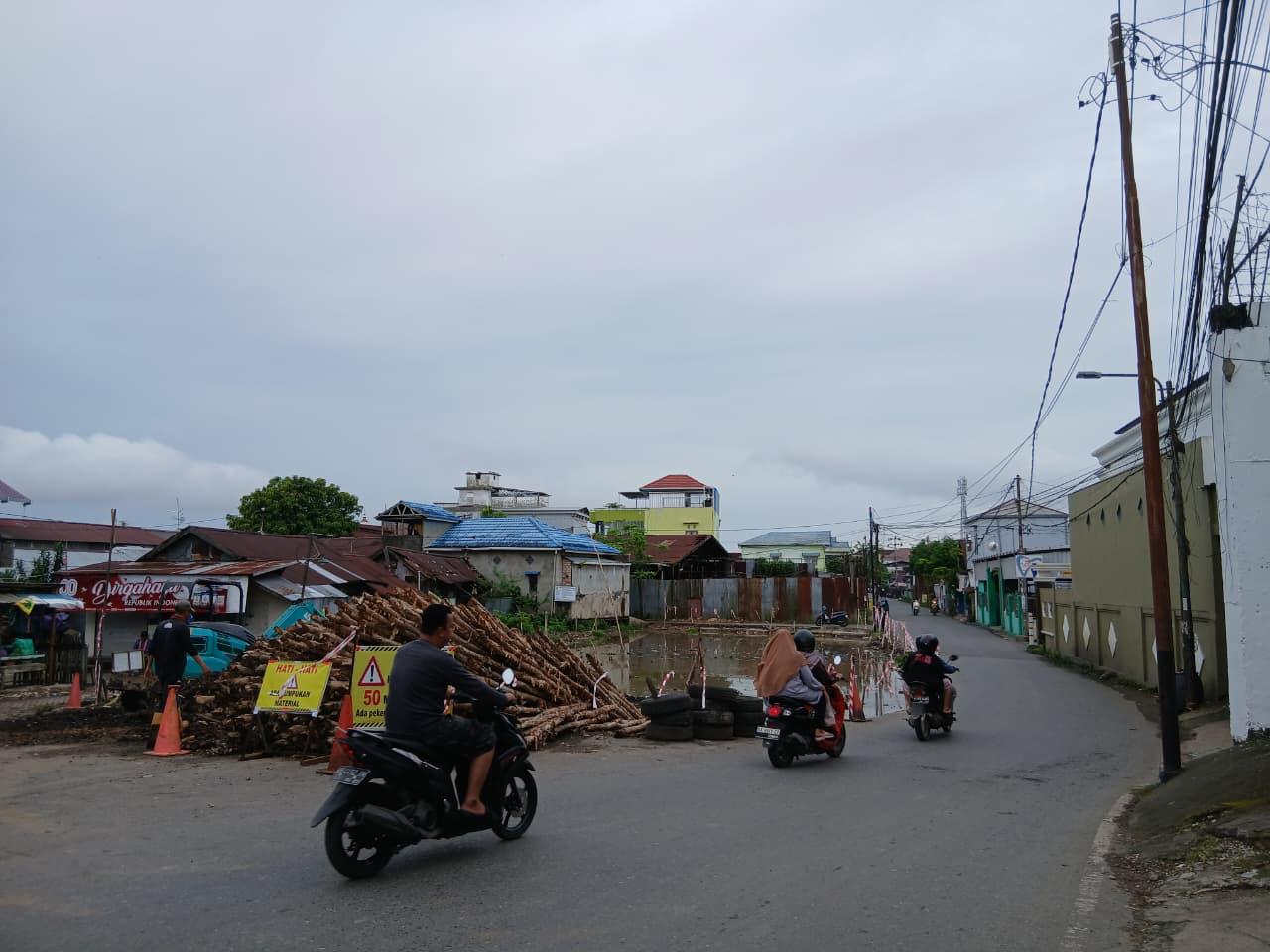 Pelebaran Jalan Tembus Mantuil mulai dikerjakan. Meski begitu, pengerjaan masih belum bisa optimal, mengingat ada beberapa rumah yang belum bisa dibongkar lantaran belum ada kesepakatan harga.
