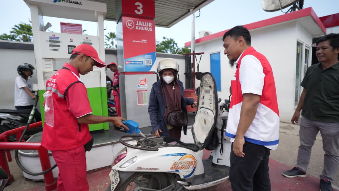 ISI BBM: Pertamina pastikan laporan konsumen terkait motor brebet usai mengisi Pertalite di SPBU ditindaklanjuti.