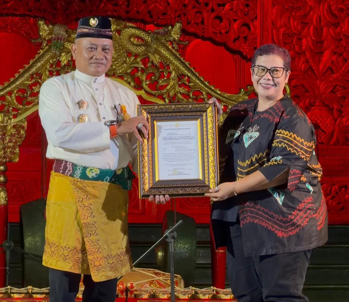 Pangeran Rakhmad Samudera memberikan penghargaan kepada Kepala Balai Pelestarian Kebudayaan Wilayah XIII, Riris Purbasari dalam upaya pelestarian budaya Banjar.