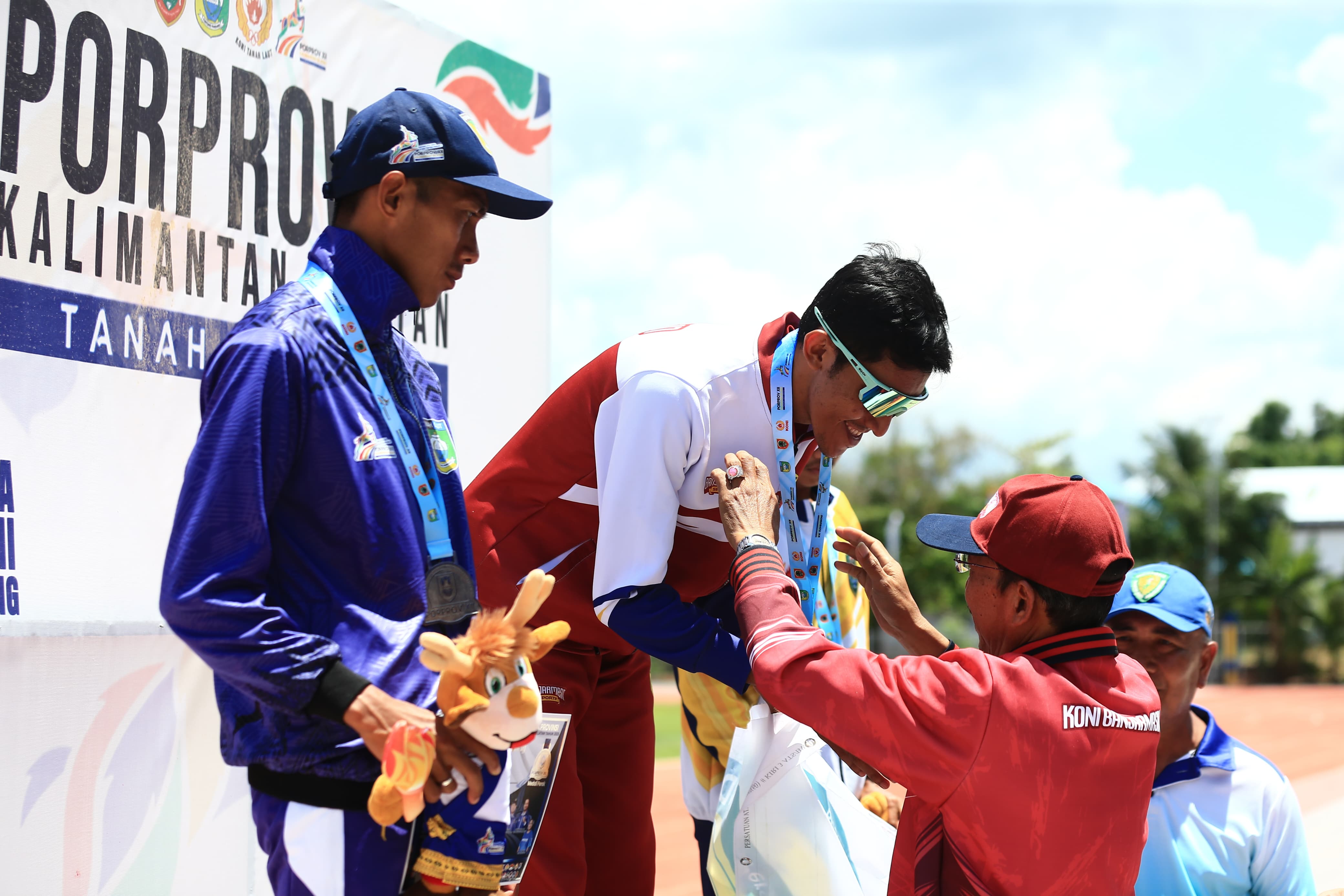 Momen pengalungan medali kepada atlet PASI Banjarmasin yang berhasil meraih emas di ajang Porprov XII Kalsel 2025 di Stadion Pertasi Kencana, Pelaihari, Tanah Laut.(M Idris Jian Sidik)