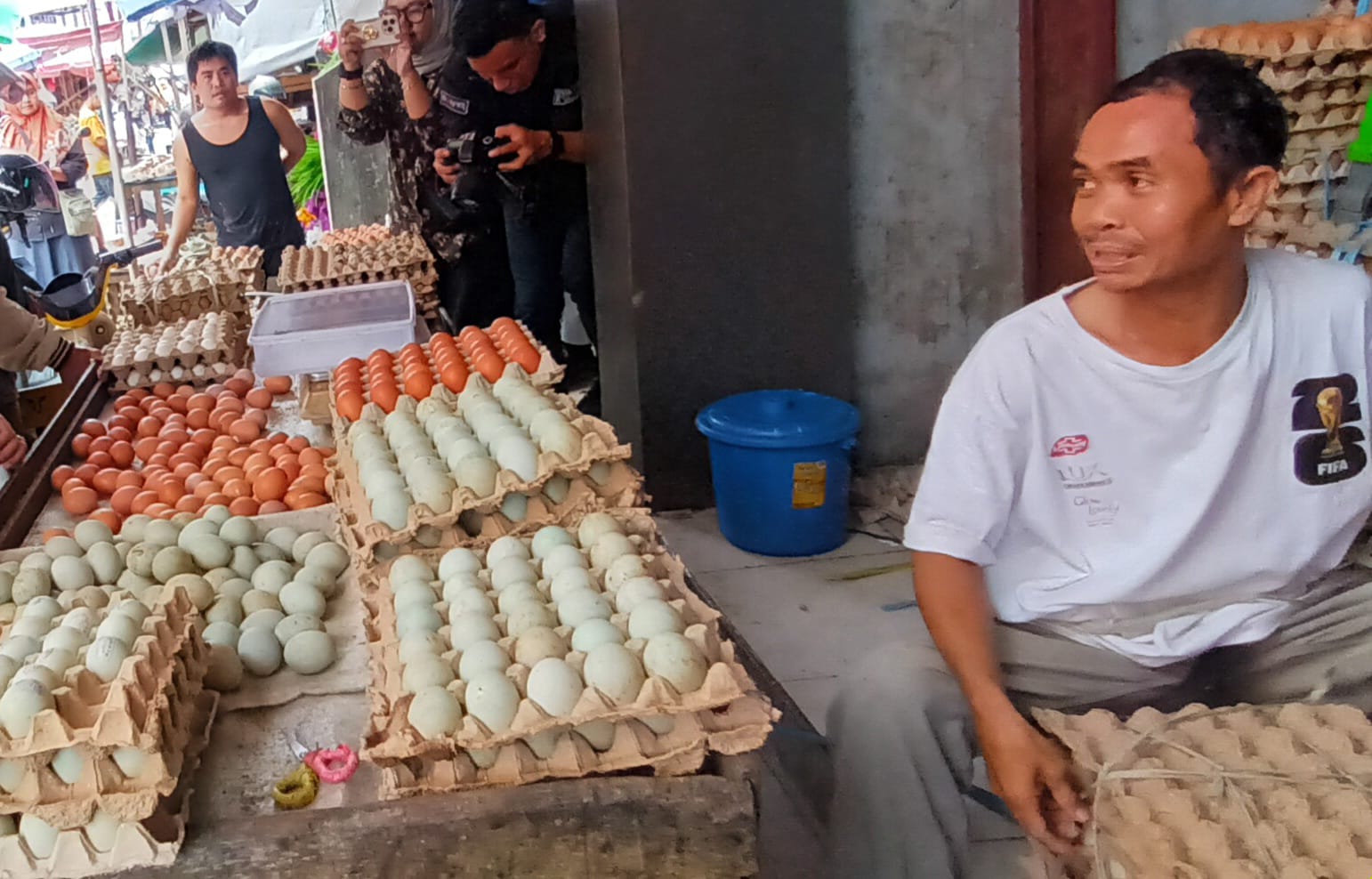 MASIH KURANG : Seorang pedagang telur di Pasar Tanjung sedang berjualan. Ternyata kebutuhan telur di Tabalong masih mengandalkan dari luar daerah.  (Foto : Ibnu Dwi Wahyudi/ Radar Banjarmasin)