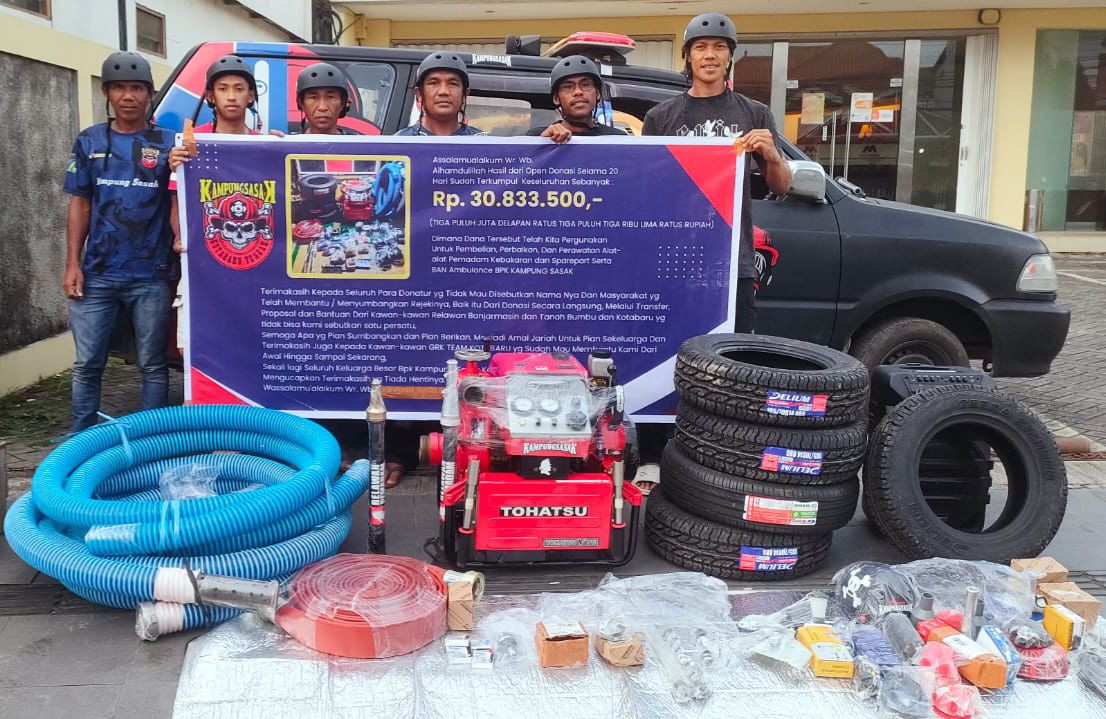 BERSYUKUR: BPK Kampung Sasak Pamer Alat Pemadam hasil donasi 20 hari Rp 30,8 juta dari warga Kotabaru. Foto: Odon untuk Radar Banjarmasin.