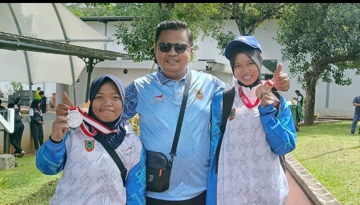 Dua atlet NPCI Kalimantan Selatan, Nur Azizah dan Zahratul Khofifah, mempersembahkan medali perak di cabang atletik Peparpenas XI Jakarta 2025. (Dok. NPCI Kalsel)