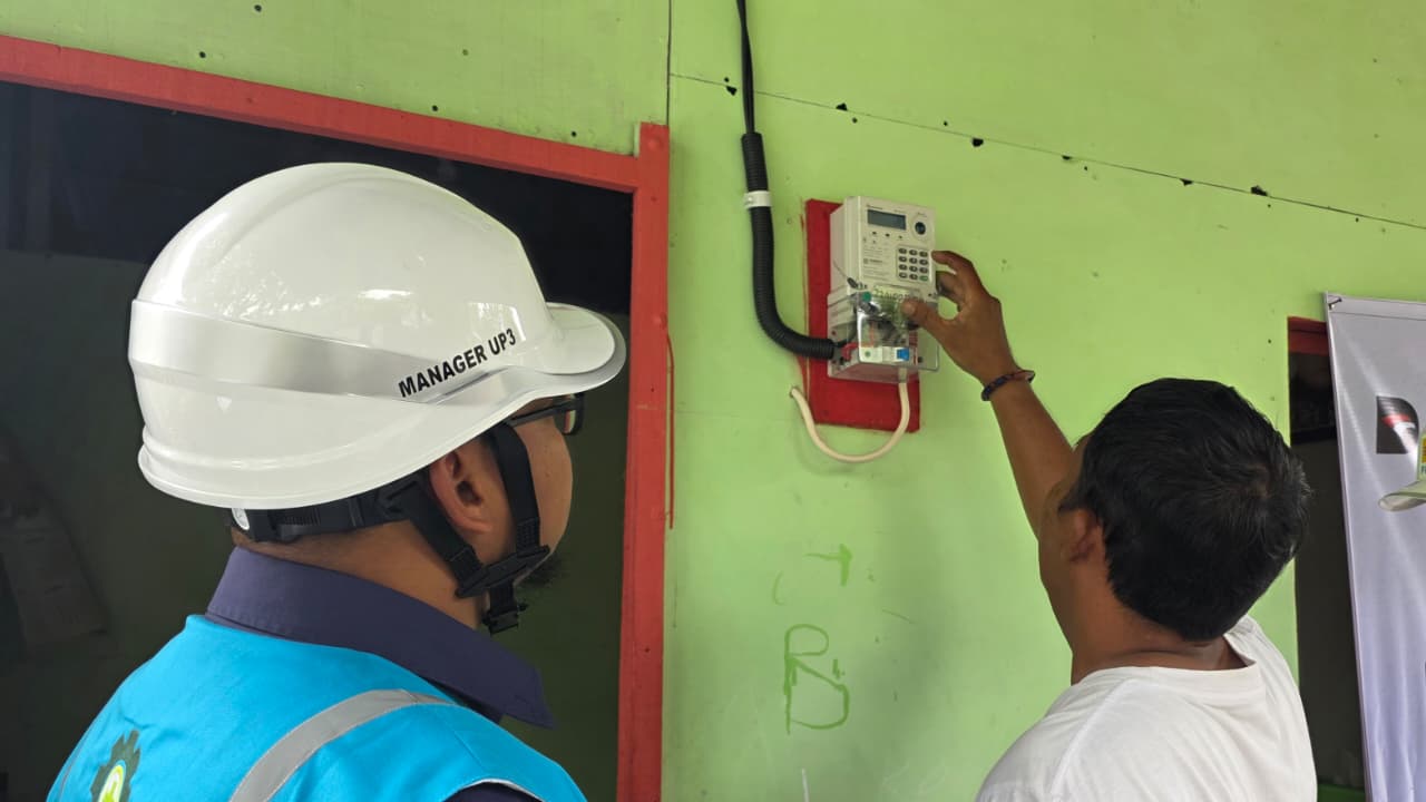 CUMA-CUMA:Bambang, warga Jalan Tegal Sari, Palangka Raya menyalakan meteran listrik gratis program LUTD, disaksikan oleh Manager PLN UP3 Palangka Raya, Bagus Cahyadi.