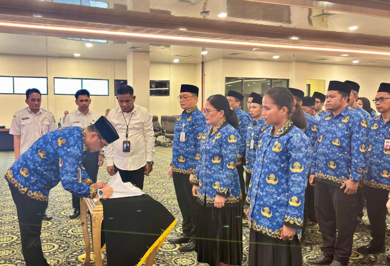 PELANTIKAN:Sekda Kotabaru, H Eka Syafrudin melantik 180 pejabat fungsional di Ala Bamega, Kotabaru, Rabu (5/11/2025).