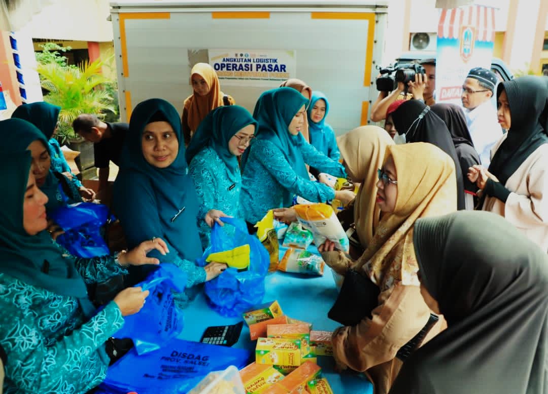 RAMAI:Kegiatan pasar murah Nataru kerja sama Pemprov Kalsel dan Pemkab HSU di halaman Kantor Bupati HSU, Selasa (4/11/2025).