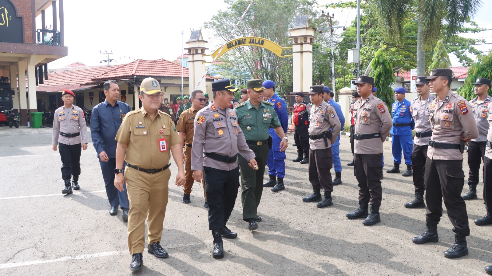 HADIR:Sekda Kabupaten HSU, Adi Lesmana dan Kapolres HSU, AKBP Agus Nuryanto, serta unsur terkait meninjau kesiapan personel tanggap bencana di halaman Mapolres HSU, Rabu (5/11/2025).