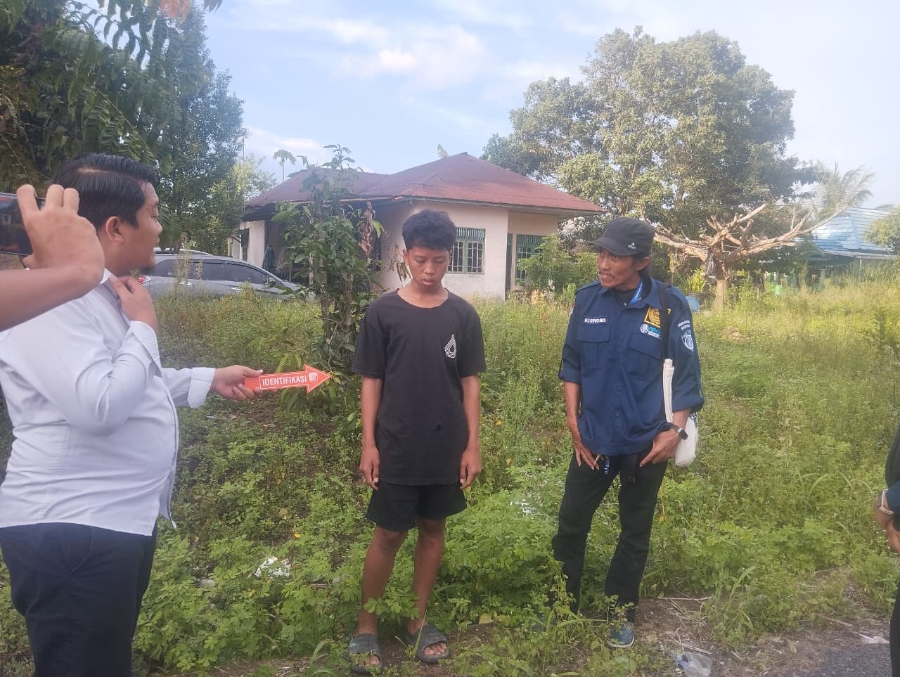 IDENTIFIKASI: Proses olah TKP kasus dugaan pengeroyokan terhadap dua anak di Martapura Kabupaten Banjar, Rabu (5/11/2025) sore.