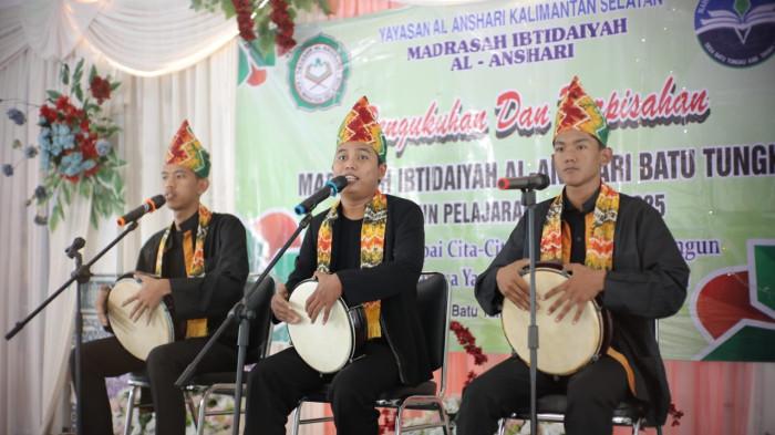 KRITIK: Seniman madihin asal panyipatan Muhammad Sam&rsquo;ani (tengah) mengkritik banyaknya seniman luar di acara Tuntung Pandang Art Festival (TPAF) 2025.
