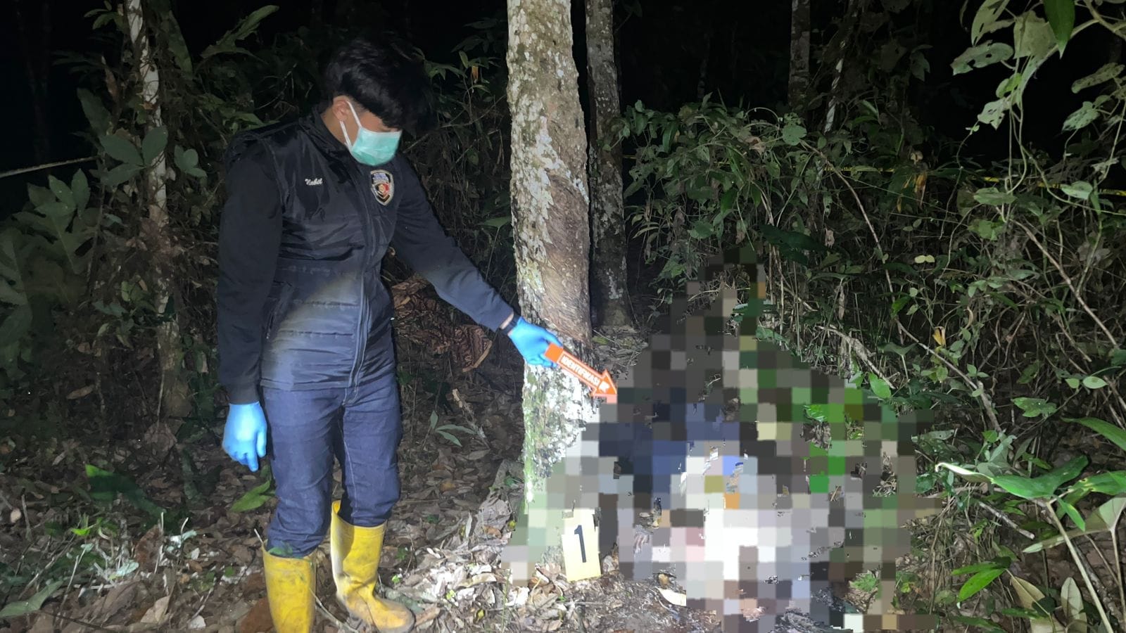 OLAH TKP: Jajaran Satreskrim Polres Tabalong saat menyelidiki kematian almarhum Kaspul Anwar di Jalan Basuki Kelurahan Hikun Kecamatan Tanjung Kabupaten Tabalong.