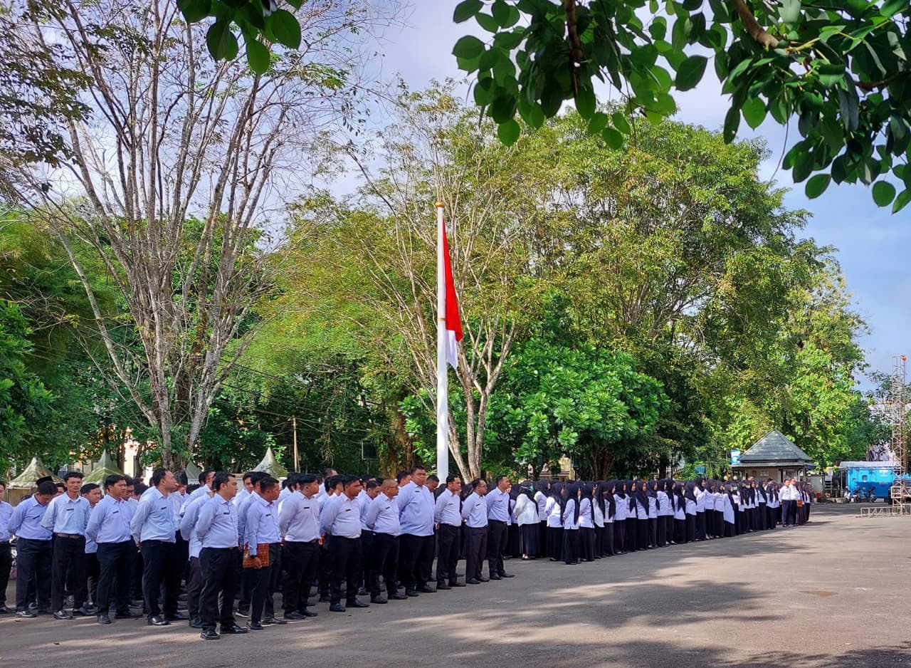 PELANTIKAN: Pemkab HST menyerahkan SK PPPK tahap 2 kepada para honorer yang lulus seleksi belum lama tadi.