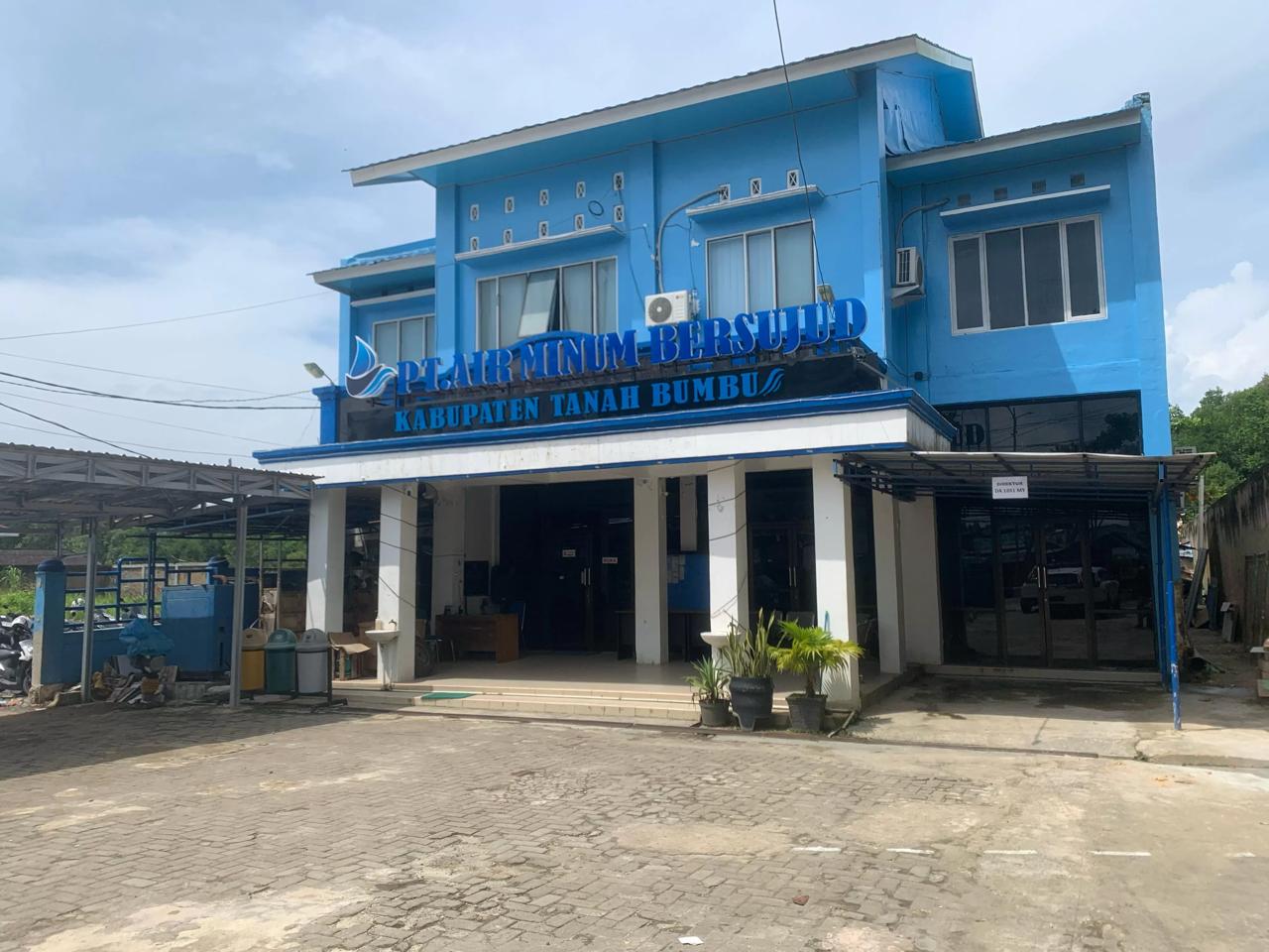 TAMPAK DEPAN: Kantor PTAM Bersujud di Batulicin yang menjadi pusat layanan distribusi air bersih untuk warga Tanah Bumbu. Mereka sedang bangun pipa induk baru untuk mengatasi krisis air.