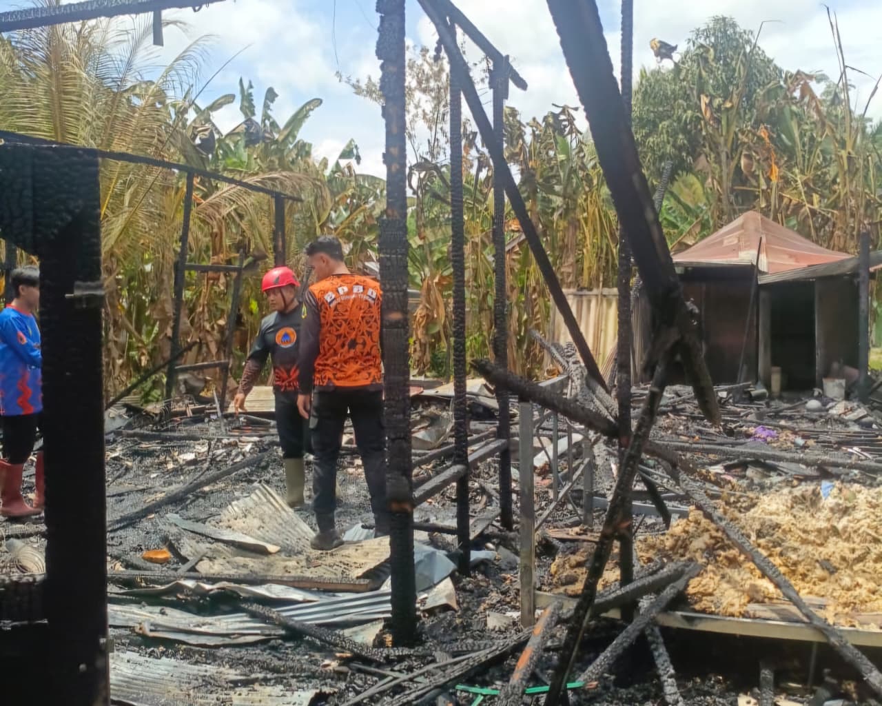 HANGUS: Kebakaran di Ayuang HST menghanguskan dua rumah, Kamis (6/11/2025). Dokumen penting juga ikut hangus.