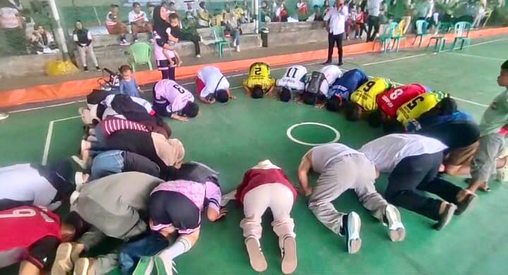 MEDALI EMAS: Pelatih dan atlet takraw Kotabaru sujud syukur di lapangan setelah juara umum cabor sepak takraw Porprov XII Kalsel.