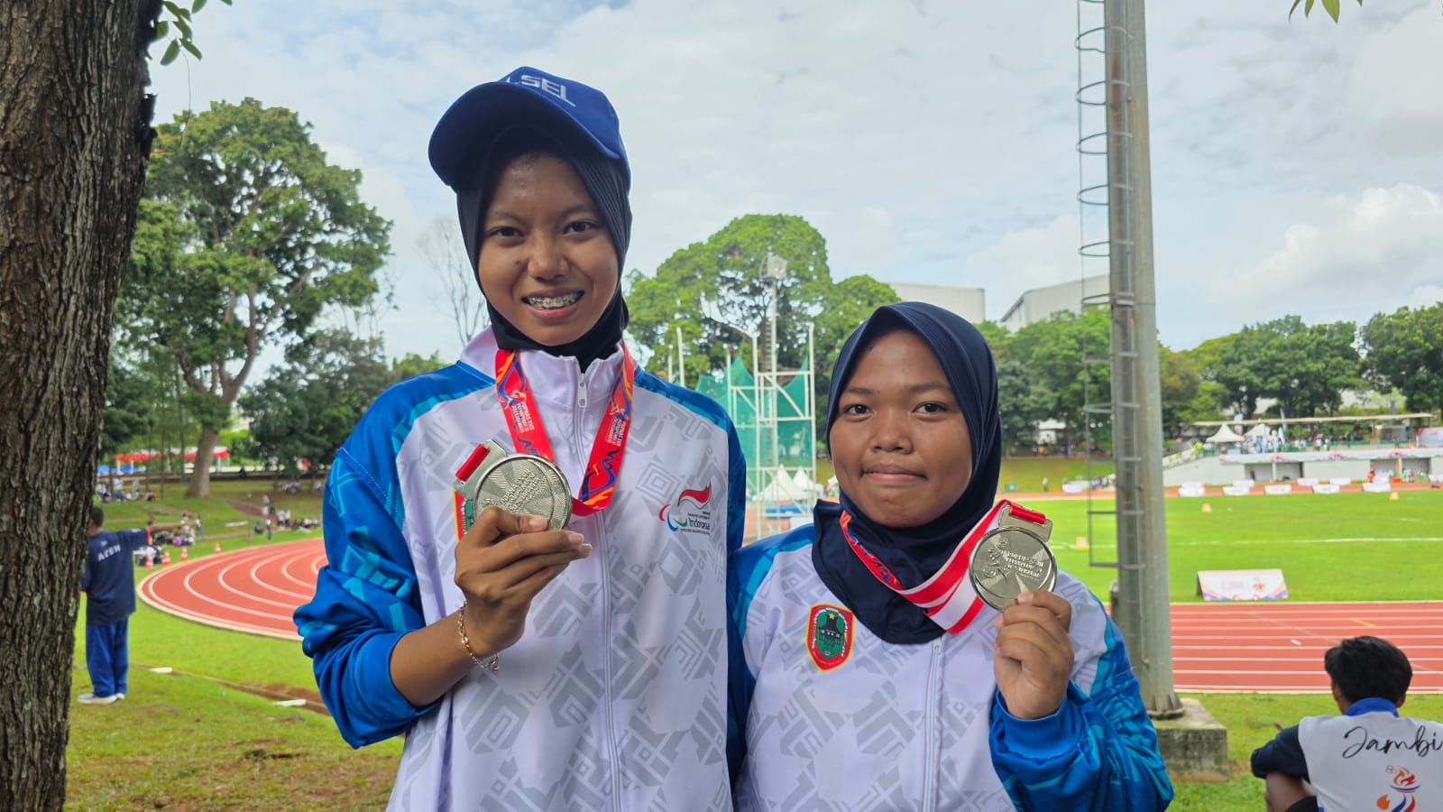 MEDALI: Dua atlet NPCI Kalimantan Selatan, Nur Azizah dan Zahratul Khofifah, mempersembahkan medali perak di cabang atletik Peparpenas XI Jakarta 2025.