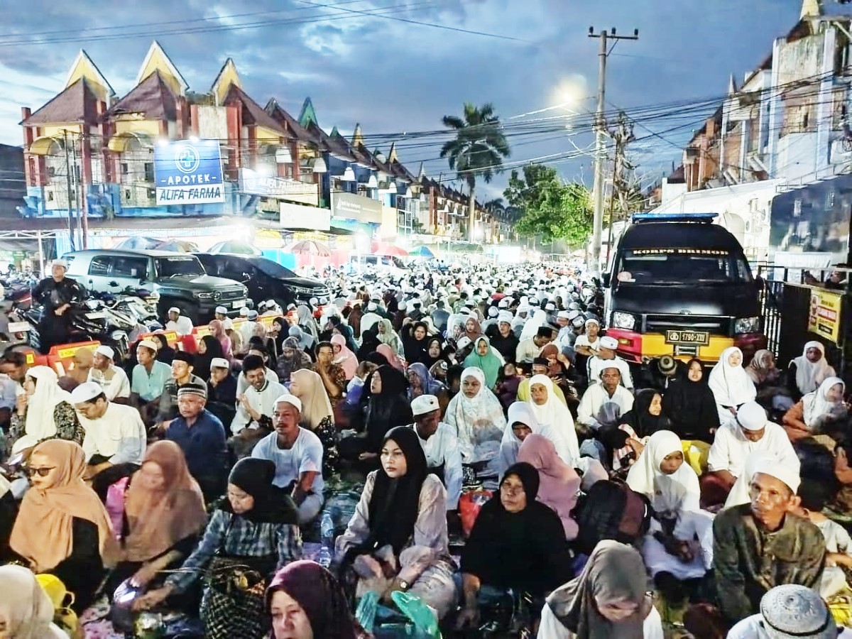 TEKS FOTO: PADAT: Suasana jemaah di perempatan Sekumpul Martapura pada haul ke-20 awal Januari 2025 lalu.