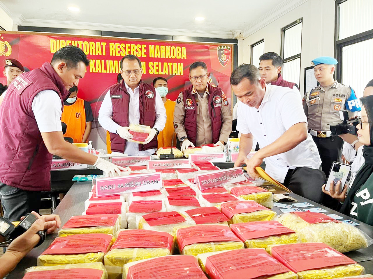 BARANG BUKTI: Peredaran sabu-sabu dan ekstasi jaringan internasional dalam jumlah besar berhasil digagalkan Ditresnarkoba Polda Kalsel.