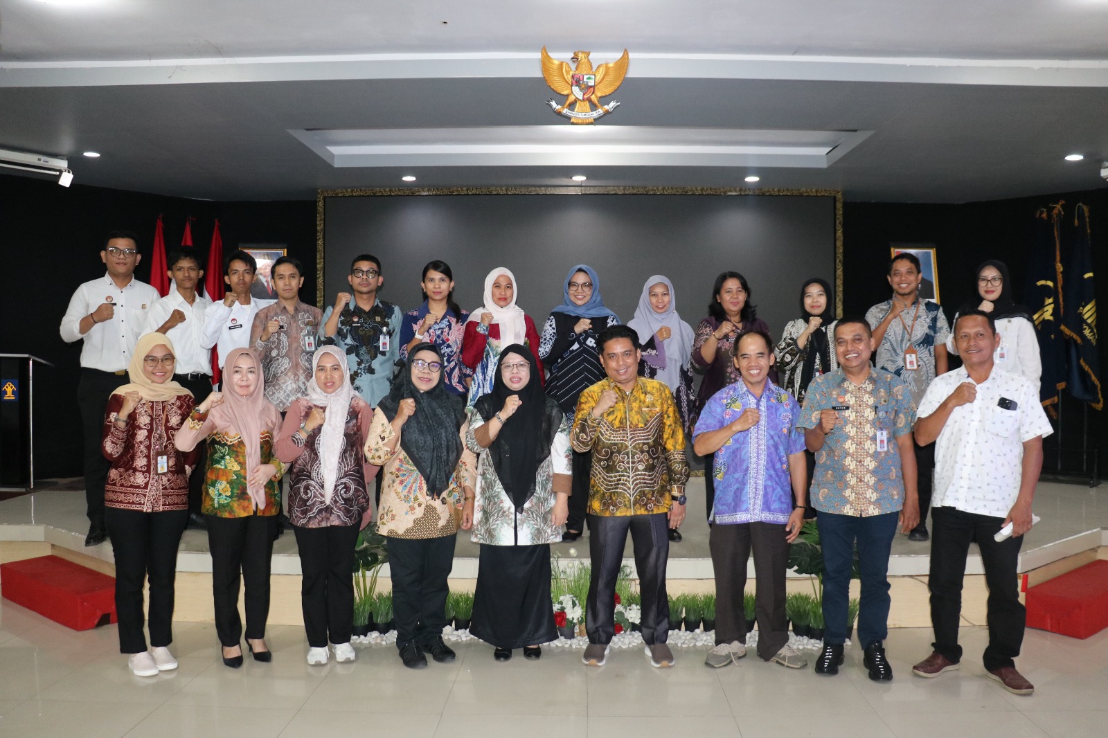 FOTO BERSAMA:Jajaran perwakilan Kemenkum Kalsel dan Komisi II DPRD Tabalong usai melaksanakan rapat harmonisasi Ranperda Inisiatif terkait Koperasi dan UMKM.