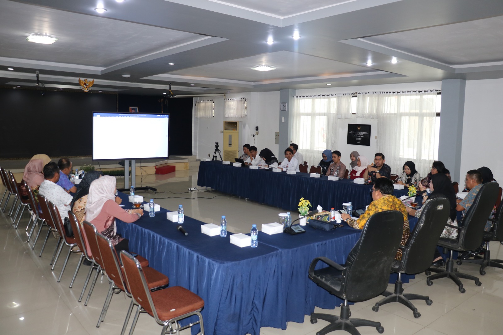 KONSULTASI: Komisi II DPRD Kabupaten Tabalong membahas Ranperda Inisiatif Koperasi dan UMKM bersama tim perancang peraturan perundang-undangan Kanwil Kemenkum Kalsel, Kamis (6/11).