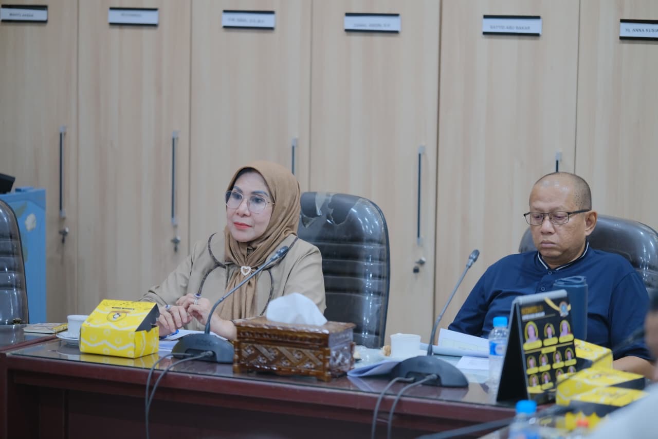 SAAT RAPAT: Hj Anna Rusiana saat memimpin rapat di Ruang Rapat Komisi IV DPRD Kabupaten Banjar.