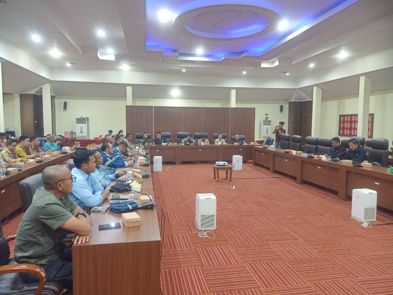 RAPAT: Ketua DPRD Tapin Achmad Riduan Syah memimpin rapat dengar pendapat, antara perusahaan dan masyarakat.
