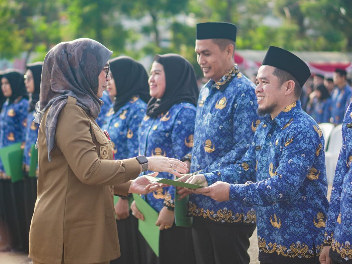 PELANTIKAN: Pegawai honorer yang resmi dilantik Wali Kota Banjarbaru menjadi PPPK paruh waktu, belum lama tadi.