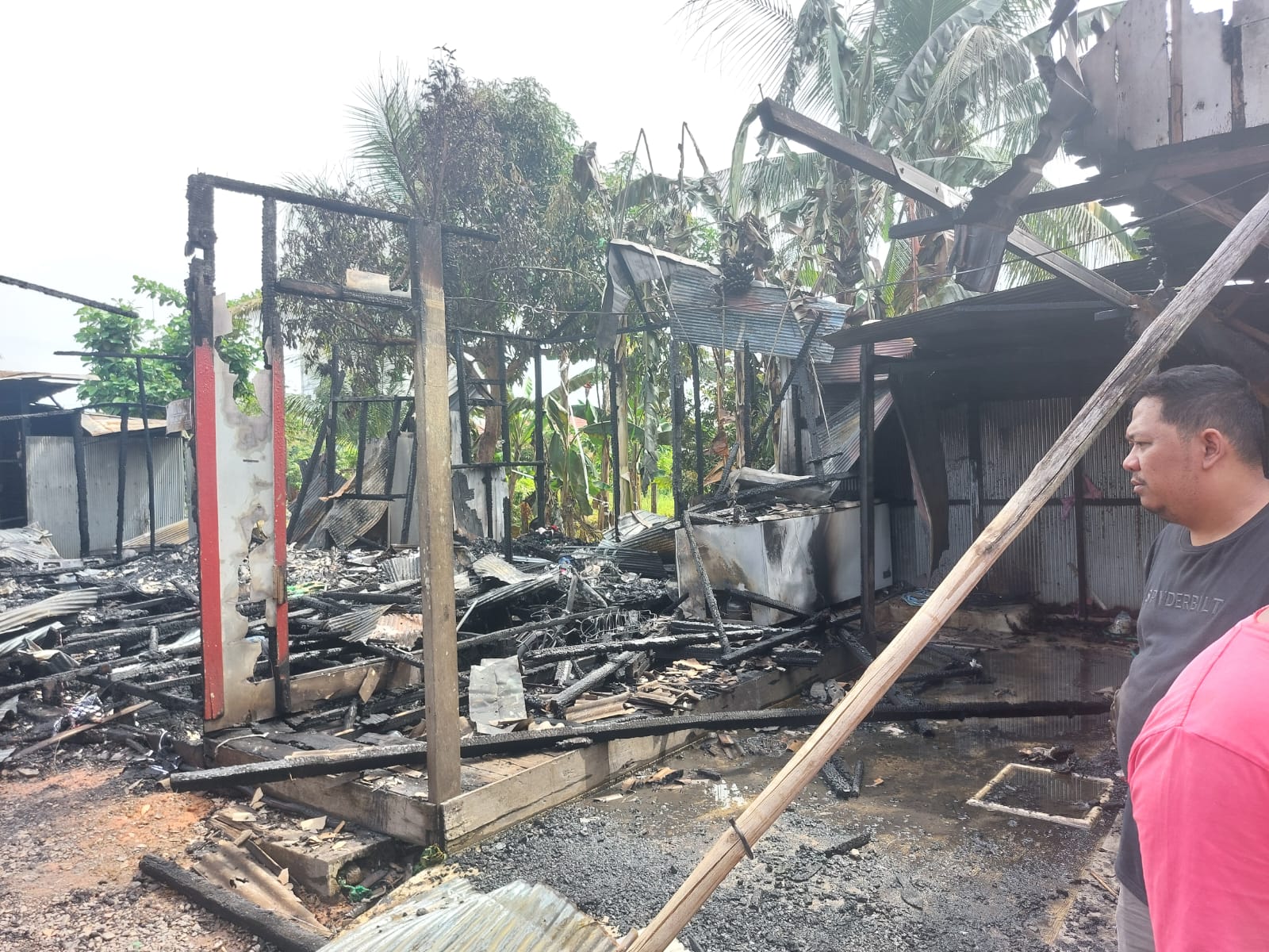 TINGGAL ARANG: Kondisi rumah Andi Amrullah yang rumahnya diamuk si jago merah pada Jumat (7/11) pagi.