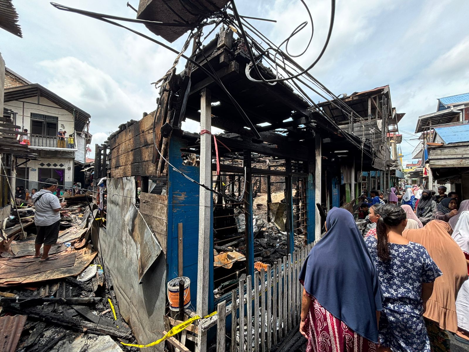 KEBAKARAN: Sisa-sisa lokasi kebakaran masih ramai didatangi warga yang ingin menyaksikan.