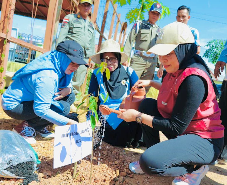 MOMEN:Ketua Gabungan Organisasi Wanita (GOW) Kabupaten Hulu Sungai Utara (HSU), Mayang Melani Hero Setiawan turut berpartisipasi dalam kegiatan penanaman pohon di Kecamatan Danau Panggang.