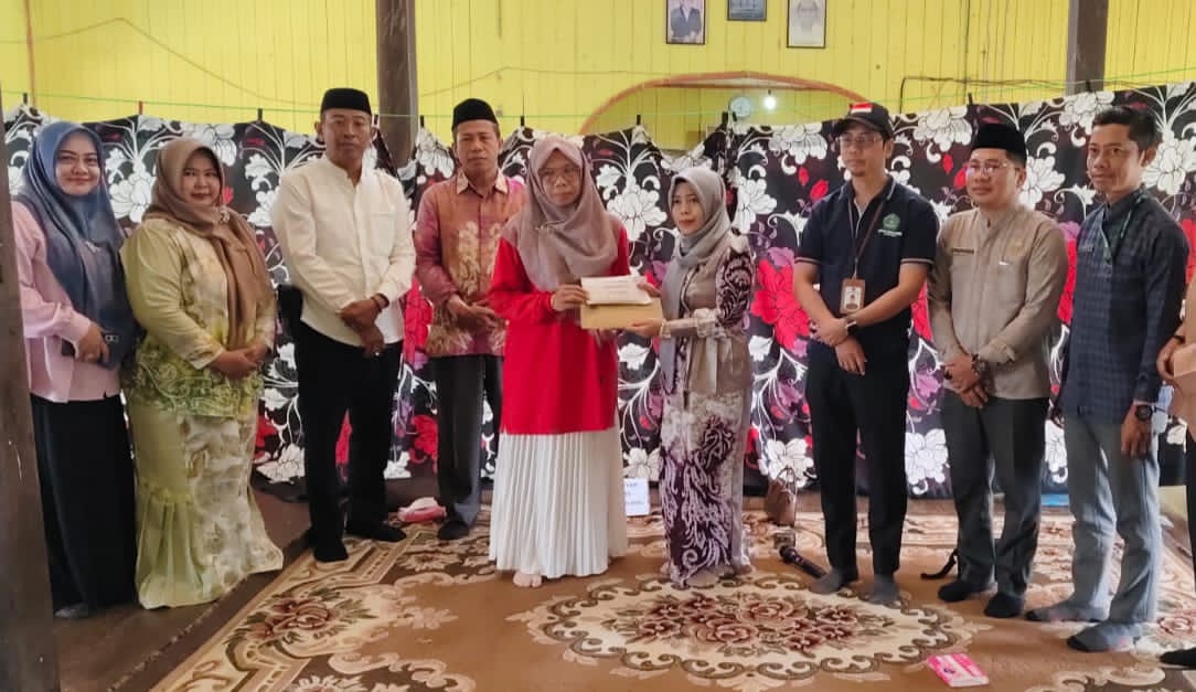 PEDULI:Kepala Kemenag HSU, Hj Nahdiyatul Husna menyerahkan bantuan ke guru MAN 5 HSU yang menjadi korban kebakaran beberapa waktu lalu di Kecamatan Haur Gading.