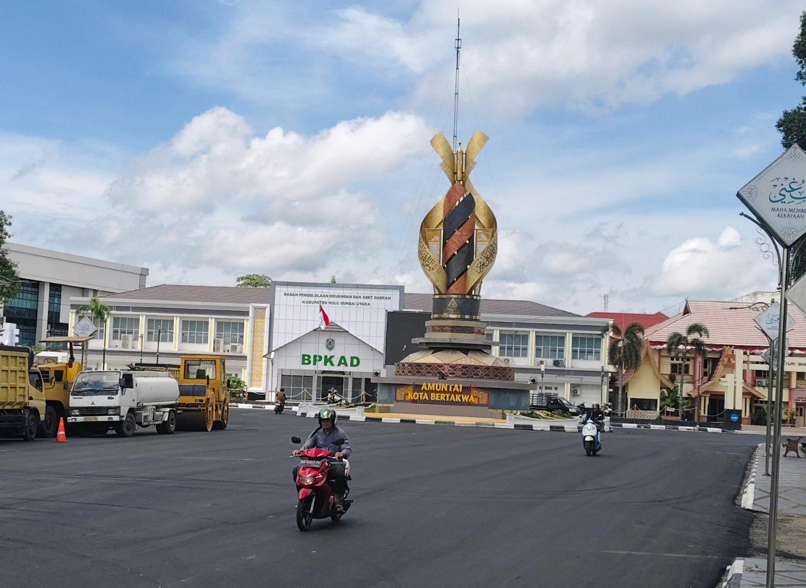 PROYEK PENGASPALAN: Jalan di Bundaran Tugu Salawat Amuntai di Jalan Norman Umar dan A Yani Kelurahan Murung Sari Kota Amuntai kini sudah tidak becek lagi.