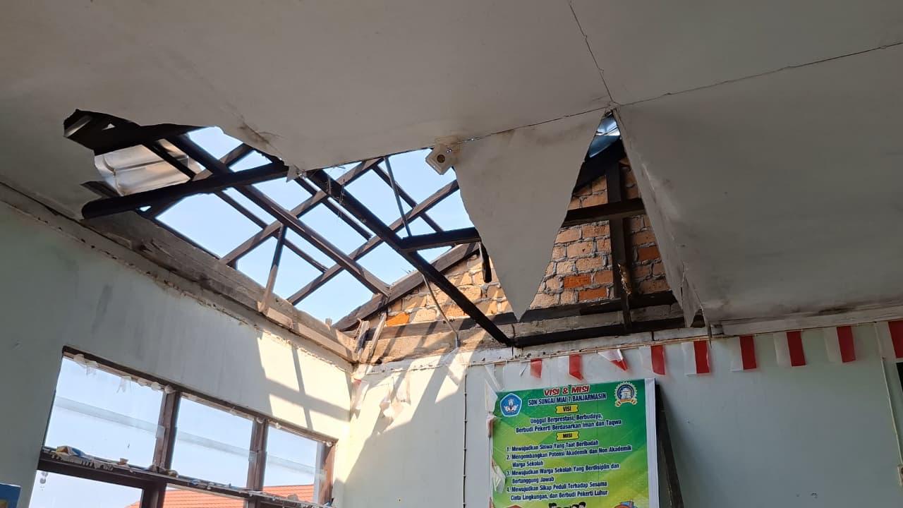 ATAP BOLONG: Banyak sekolah di Banjarmasin yang mengalami kerusakan. Kadisdik Banjarmasin Ryan Utama menargetkan 10 sekolah diperbaiki.
