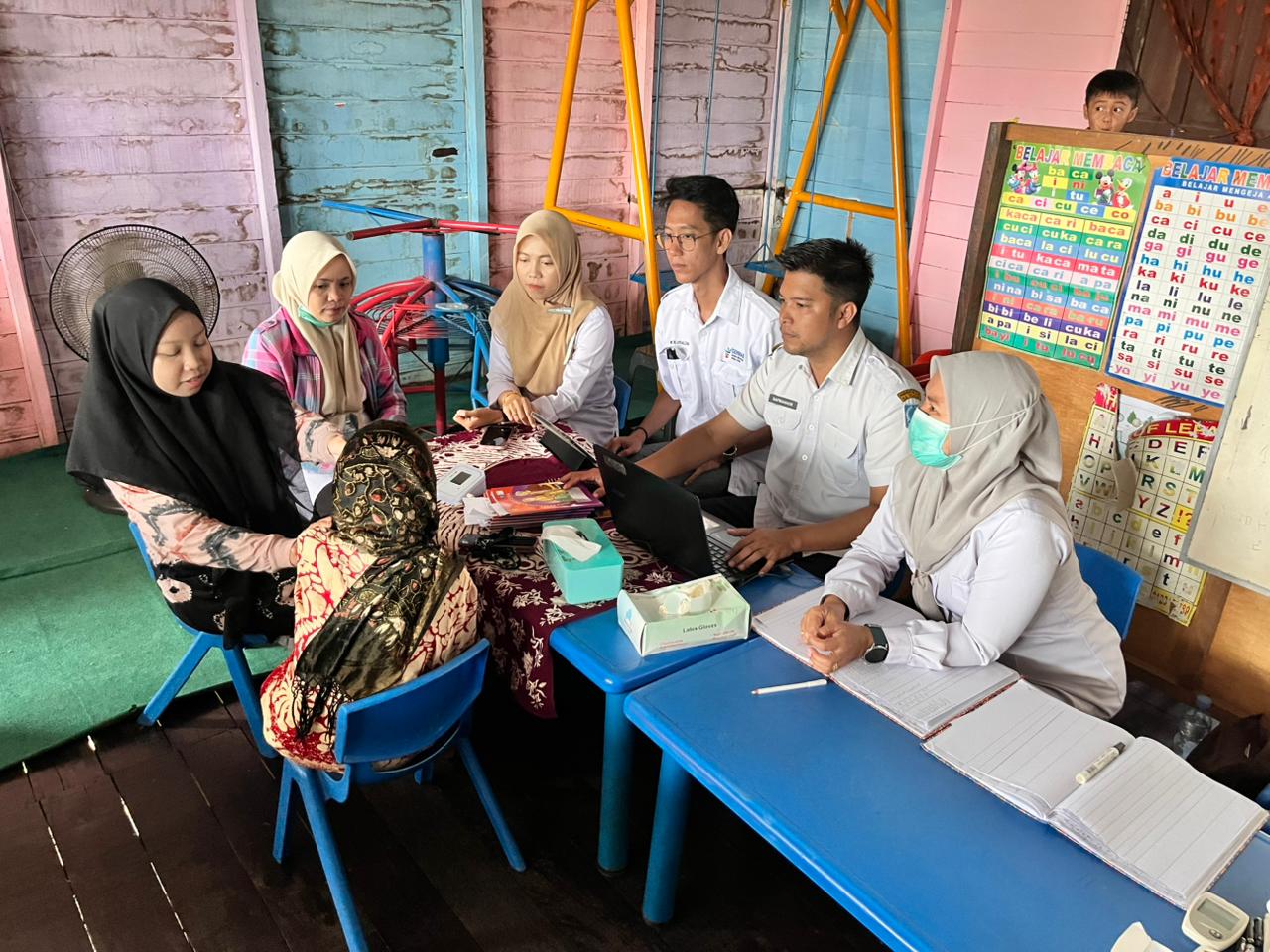 DIPERIKSA: Tenaga kesehatan saat melakukan pemeriksaan kesehatan gratis kepada warga HSS.