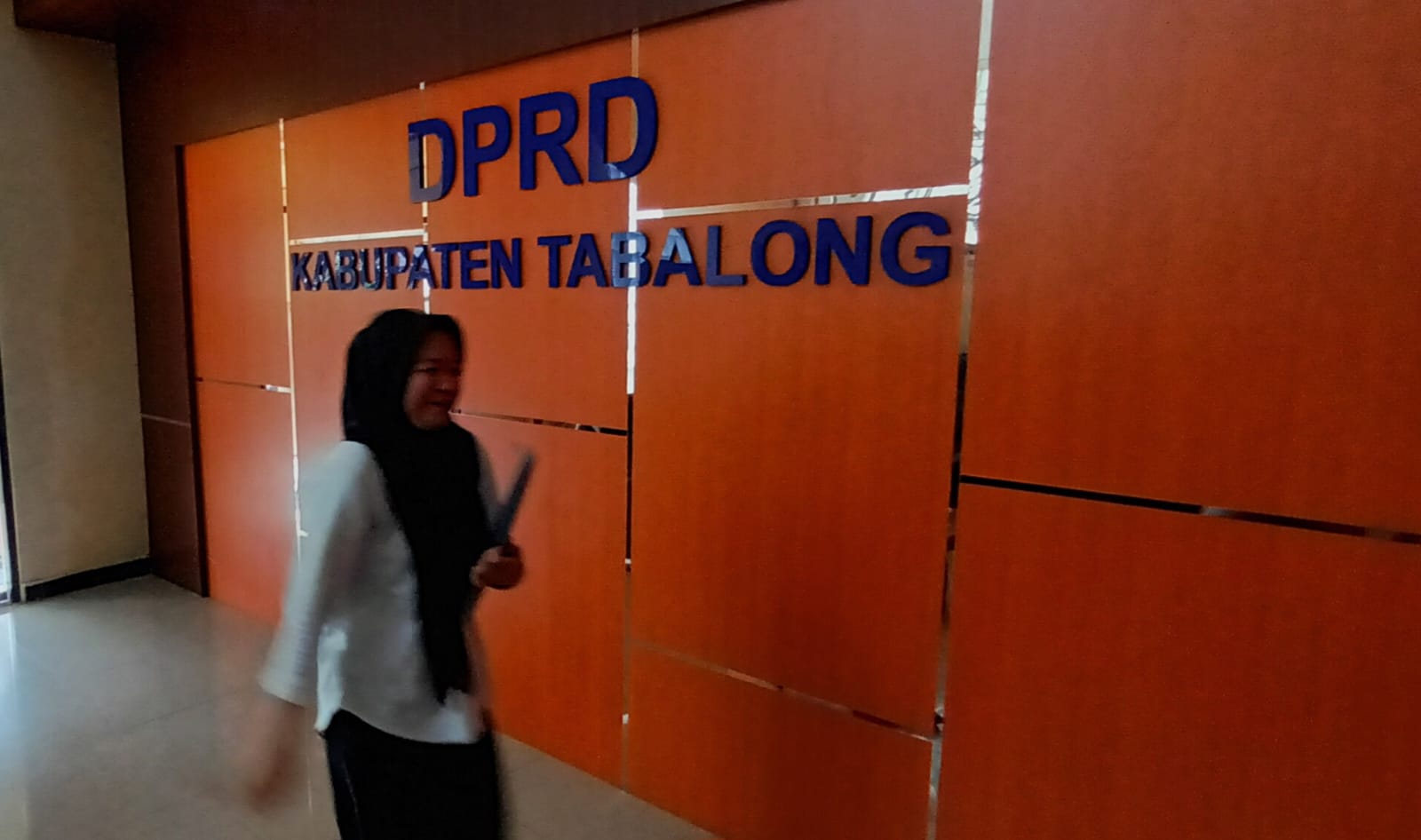 DPRD TABALONG: Seorang staf Sekretariat DPRD Tabalong terlihat sedang bekerja di kantornya.