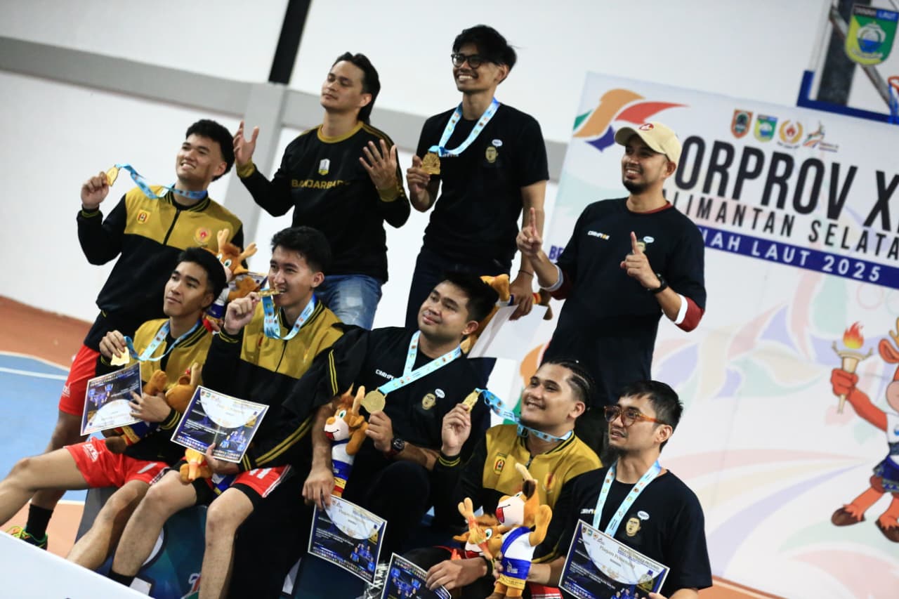 GIGIT EMAS: Tim bola basket Kota Banjarbaru merayakan kemenangan usai menaklukkan Banjarmasin di final 3x3 putra pada Porprov XII Kalsel 2025 di Kijang Mas Permai Court.