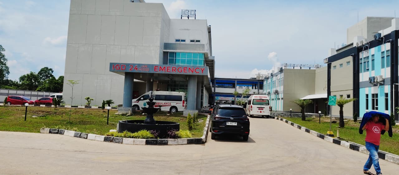 TAMPAK DEPAN: Bangunan Instalasi Gawat Darurat RSUD Pambalah Batung Amuntai. Di sini untuk stroke dan hipertensi jadi penyakit terbanyak 2025.
